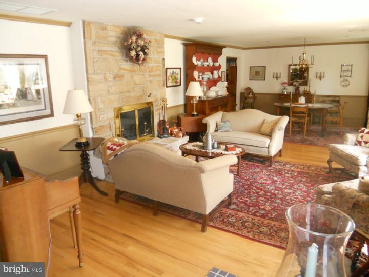 962 Weikel Road Lansdale, PA 19446 - Photo 6 of 25 Living Room
