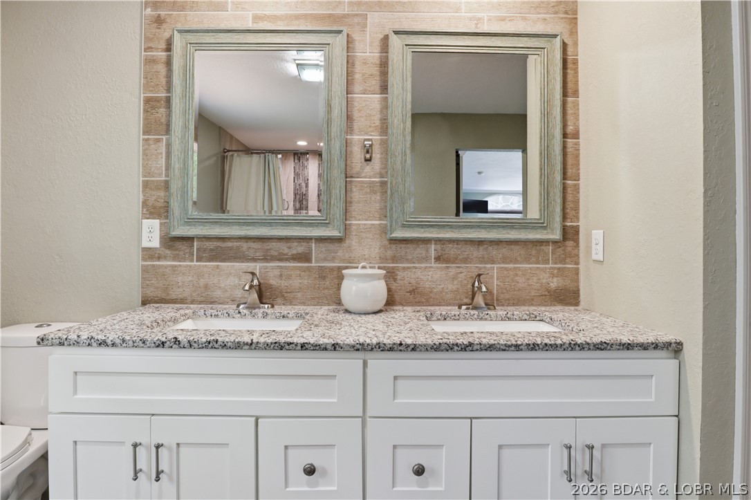 718 West Kays Point Road Lake Ozark, MO 65049 - Photo 19 of 44 Upper level primary bathroom