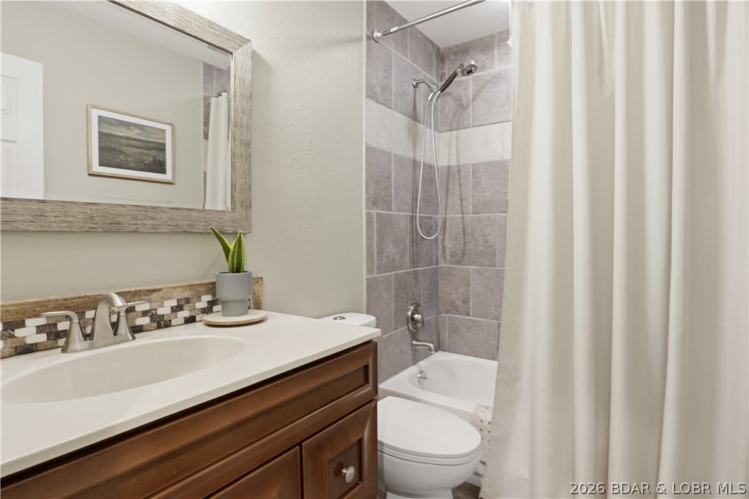 718 West Kays Point Road Lake Ozark, MO 65049 - Photo 22 of 44 Main level full bathroom