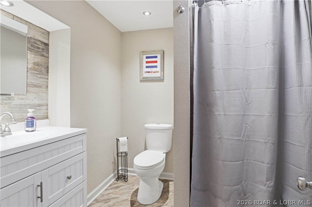 718 West Kays Point Road Lake Ozark, MO 65049 - Photo 29 of 44 Lower level full bathroom
