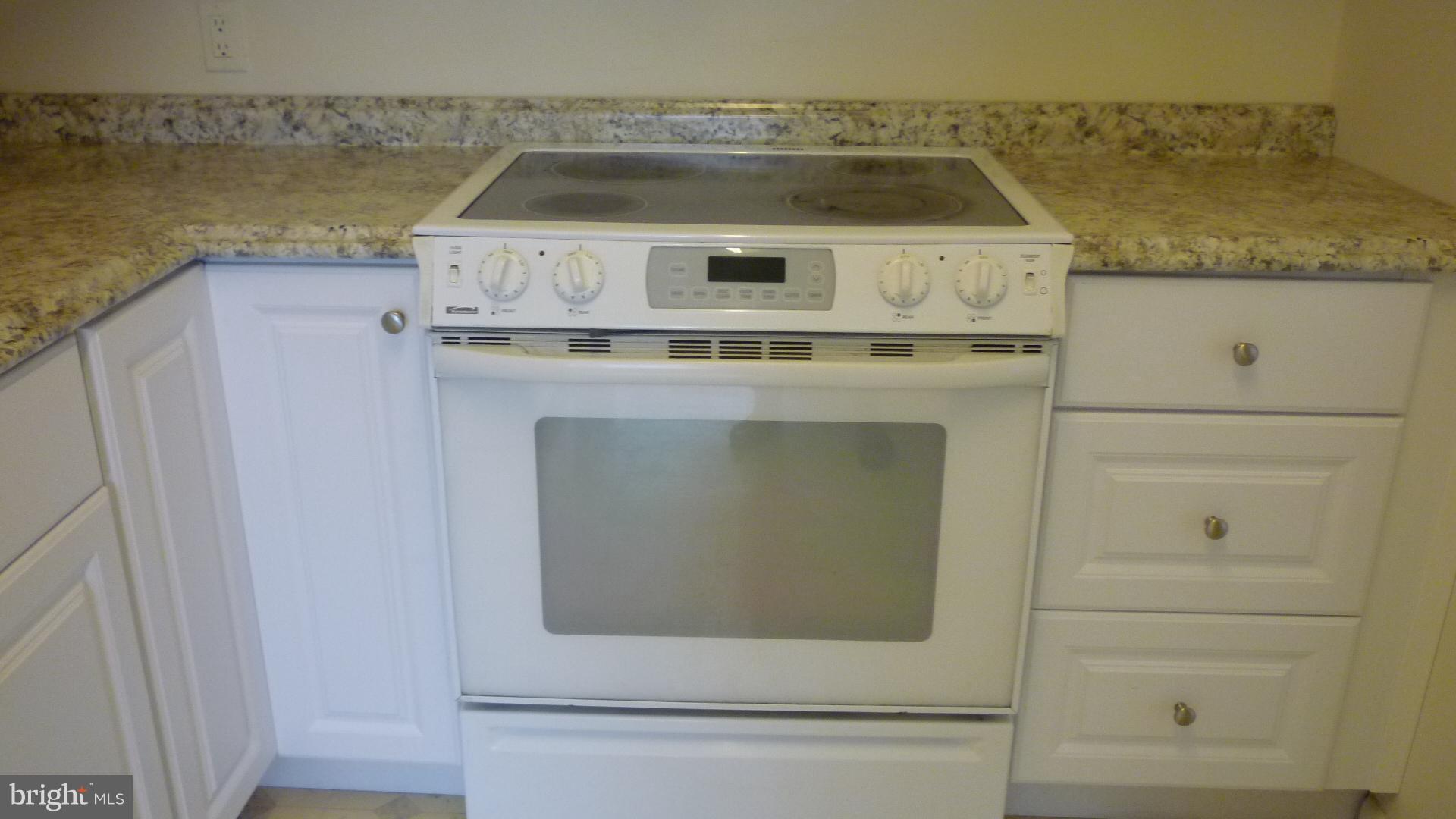 1111 University Boulevard West, Unit 1406A Silver Spring, MD 20902 - Photo 17 of 41 Electric Stove