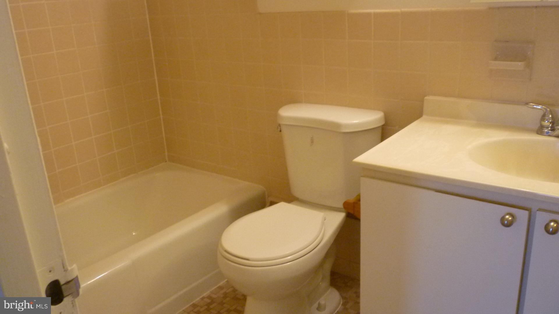 1111 University Boulevard West, Unit 1406A Silver Spring, MD 20902 - Photo 26 of 41 Full Bath in Hall
