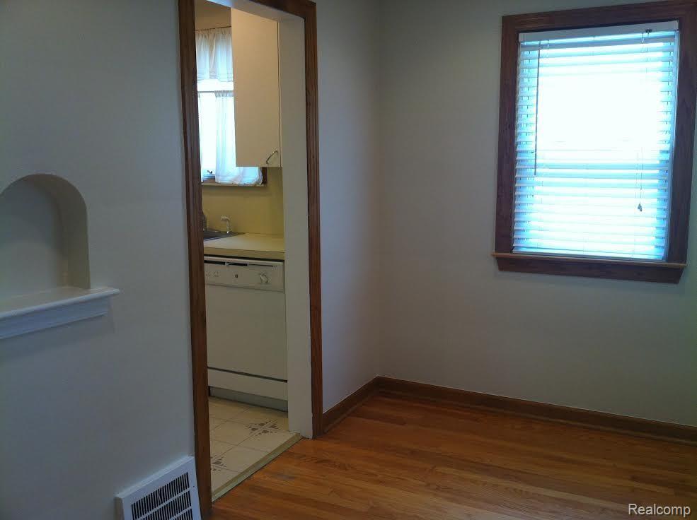 959 Columbia Road Berkley, MI 48072 - Photo 5 of 23 n.jpg