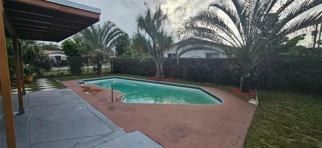 a view of a backyard