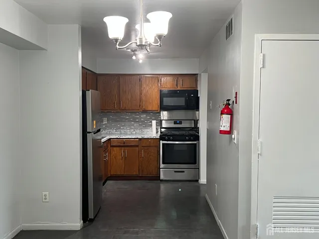 $1,800 | 419 Cricket Lane, Woodbridge, NJ 07095