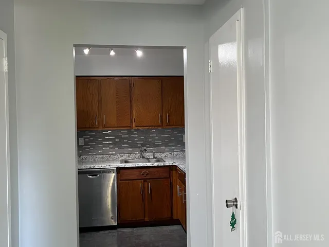 $1,800 | 419 Cricket Lane, Woodbridge, NJ 07095