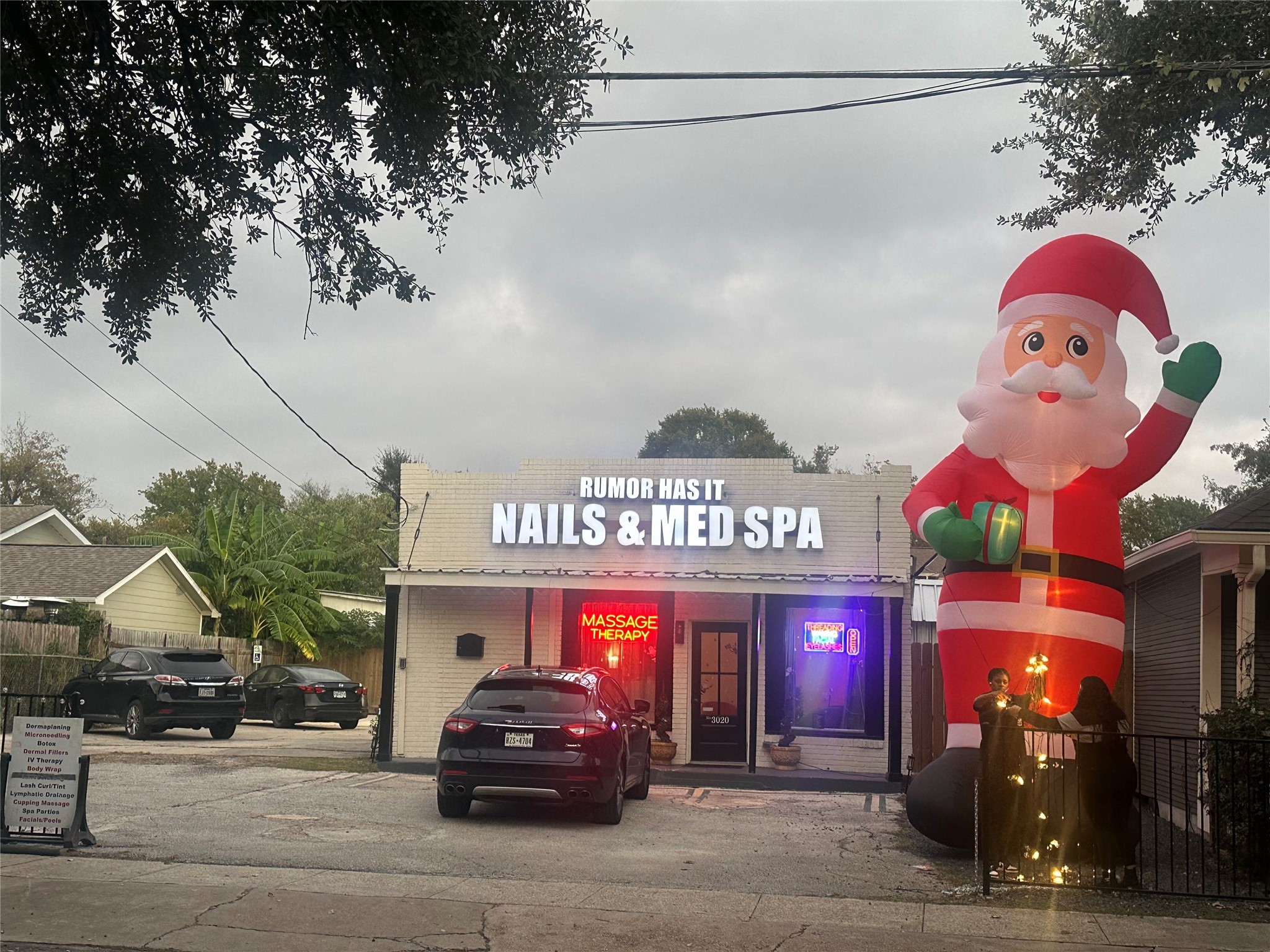 3020 Houston Avenue Houston, TX 77009 - Photo 20 of 20 a view of a building with traffic signal lights