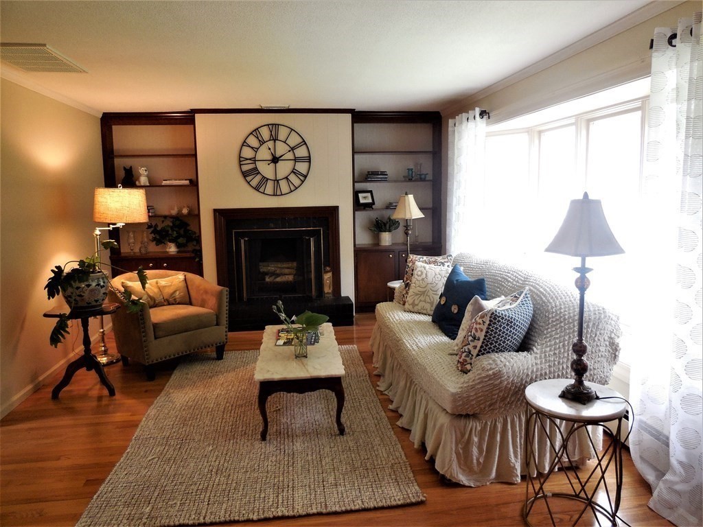 28 Longfellow Road Holyoke, MA 01040 - Photo 3 of 18