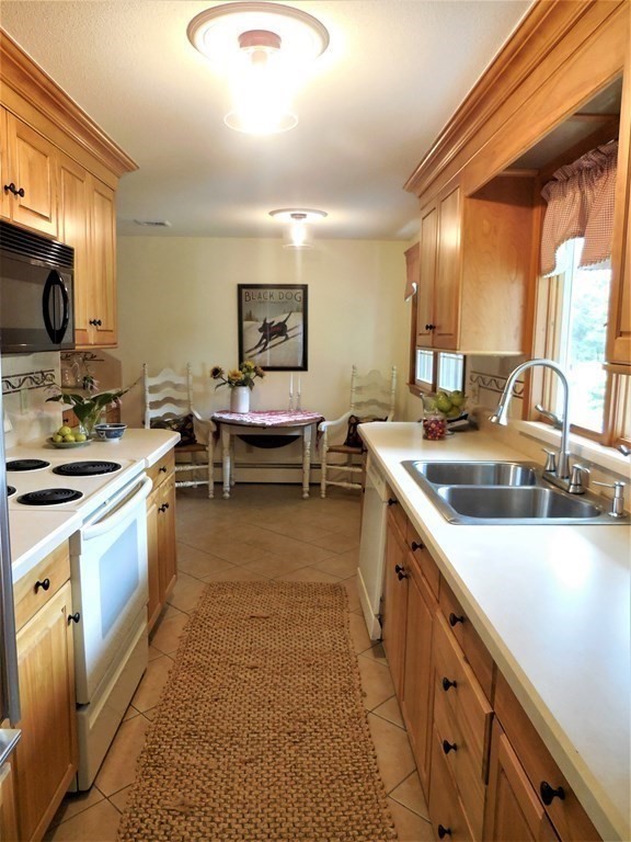 28 Longfellow Road Holyoke, MA 01040 - Photo 5 of 18