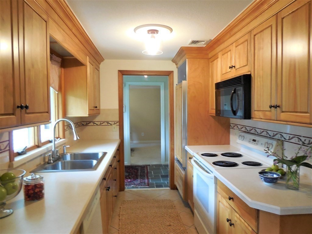 28 Longfellow Road Holyoke, MA 01040 - Photo 7 of 18