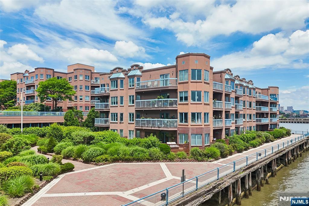 302 Chase Court, Unit 302 Edgewater, NJ 07020 - Photo 43 of 46