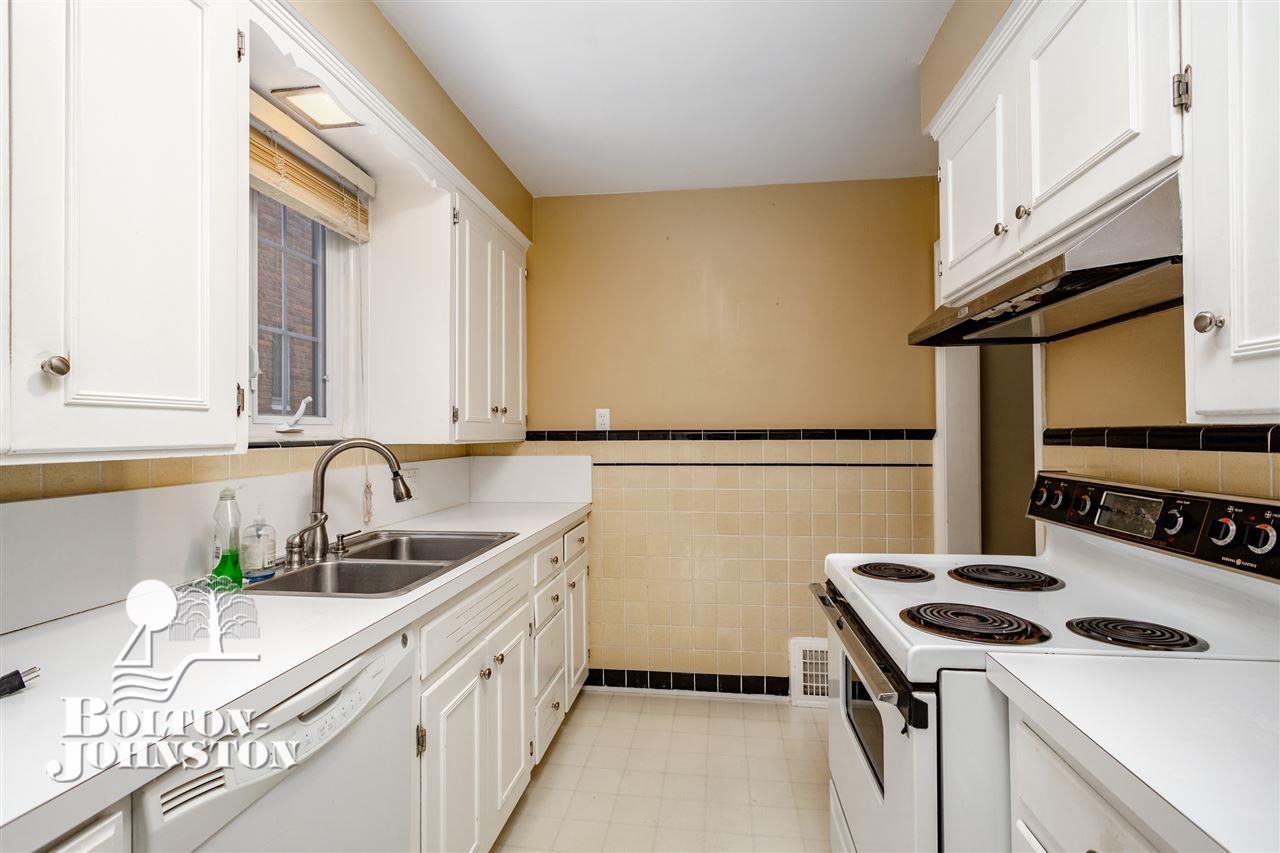 420 Cloverly Road Grosse Pointe, MI 48236 - Photo 11 of 39 Kitchen