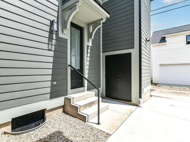 $2,600 | 717 East 27th Street, Indianapolis, IN 46205