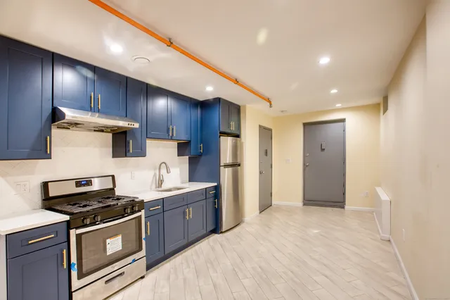 $1,300 | 247 Willow Street, Waterbury, CT 06710