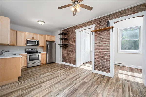 $1,995 | 548 Warburton Avenue, Unit 2E, Hastings-on-Hudson, NY 10706