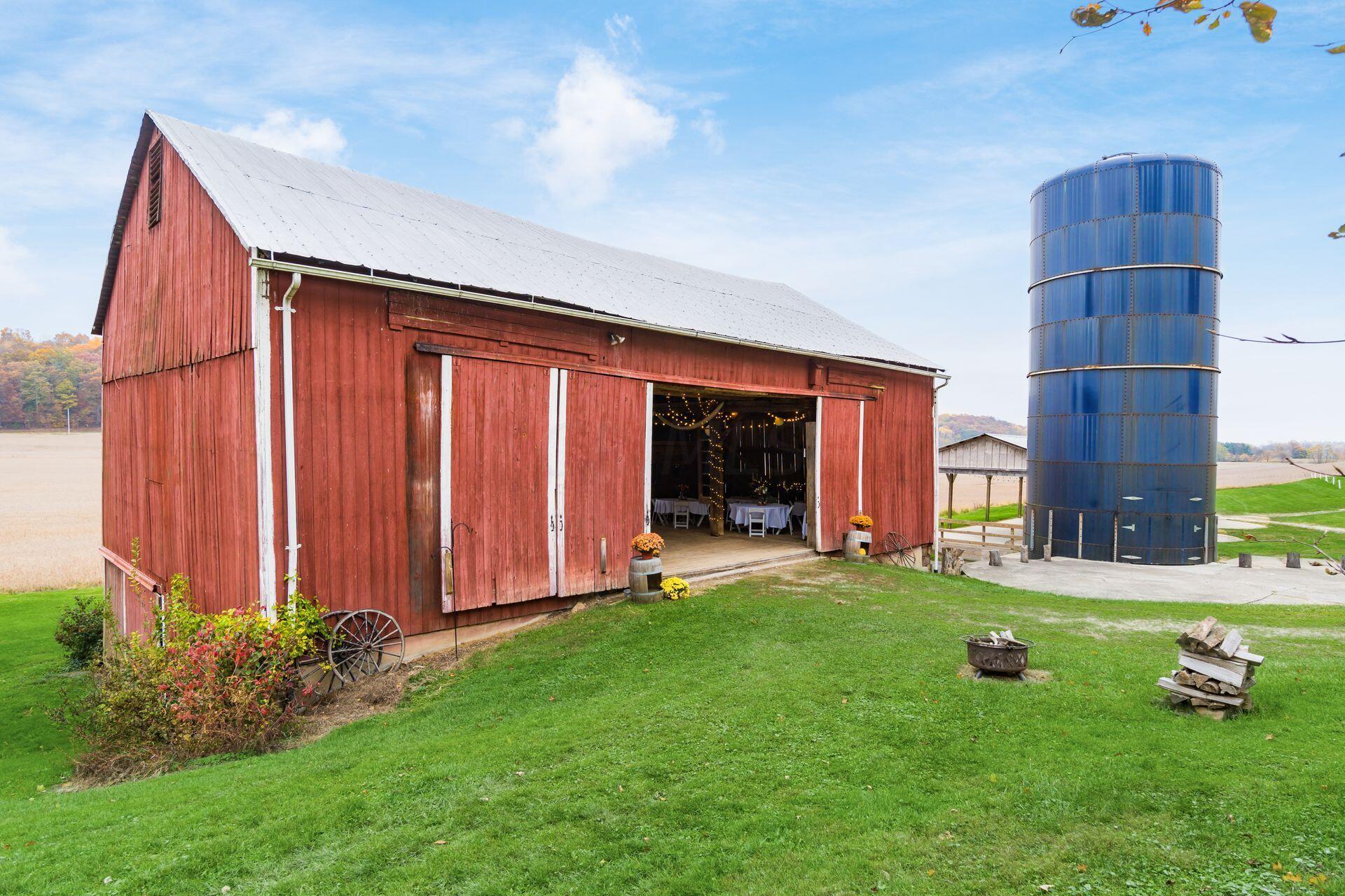 ICONIC RED BARN & BLUE SILO