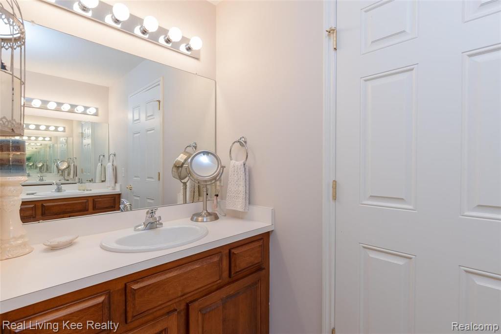 2037 Rochelle Run Rochester Hills, MI 48309 - Photo 23 of 32