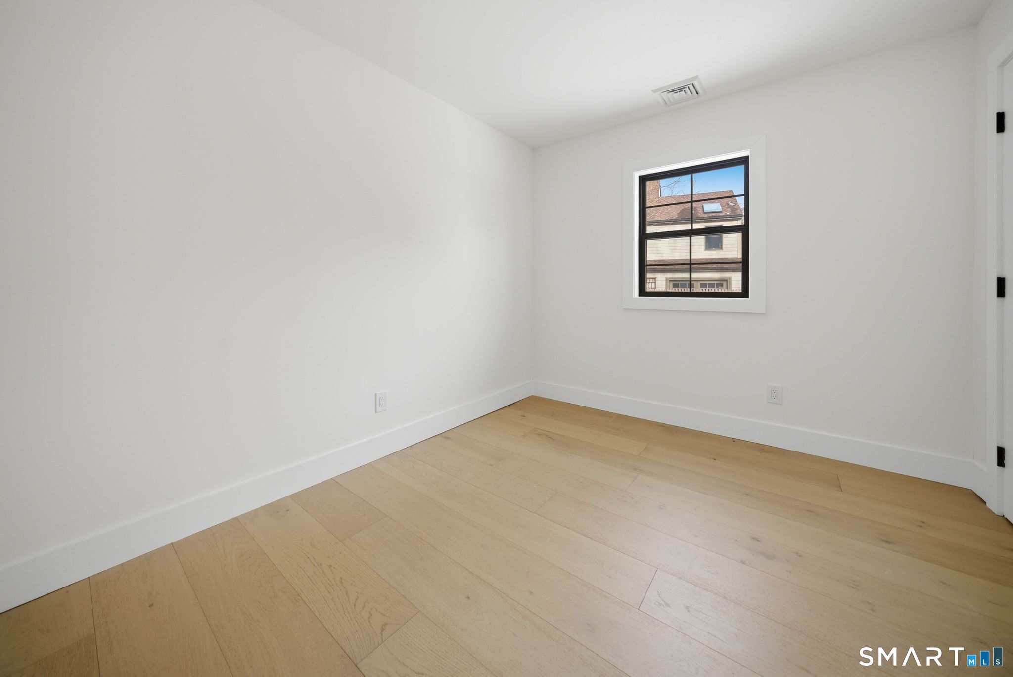 101 Parade Hill Road New Canaan, CT 06840 - Photo 31 of 40 an empty room with a window