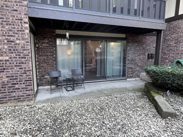 $247,900 | 8216 Mulberry Court, Unit 8B, Palos Hills, IL 60465