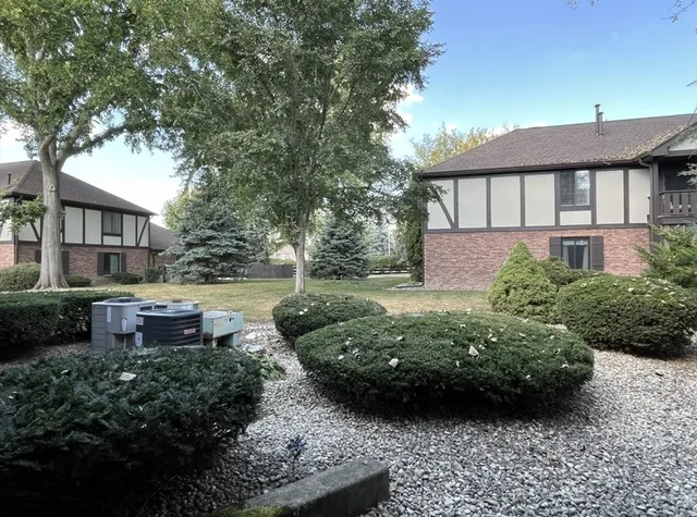 $247,900 | 8216 Mulberry Court, Unit 8B, Palos Hills, IL 60465