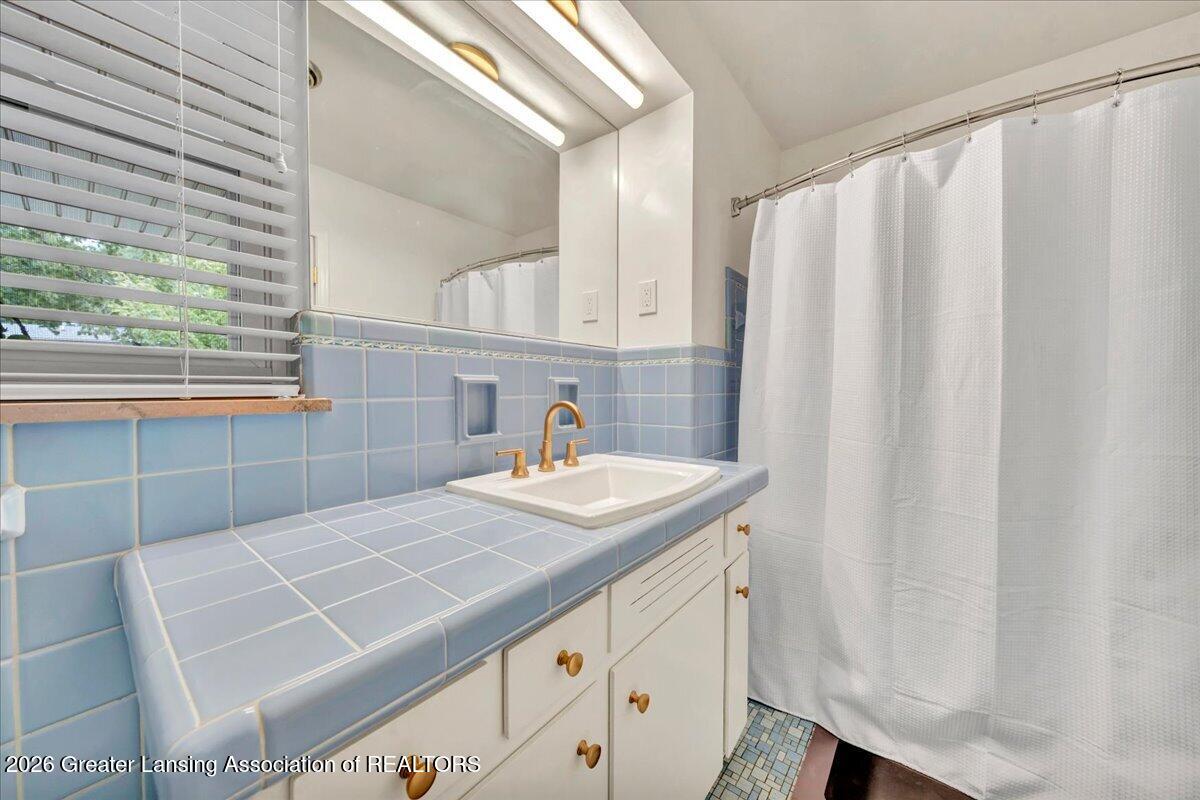 1533 Cambridge Road Lansing, MI 48911 - Photo 11 of 36 11-DSC01076