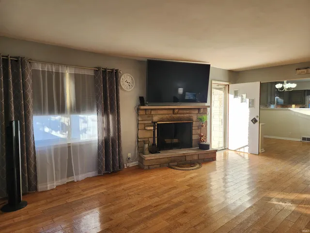 $214,900 | 2131 West Iowa Street, Evansville, IN 47712