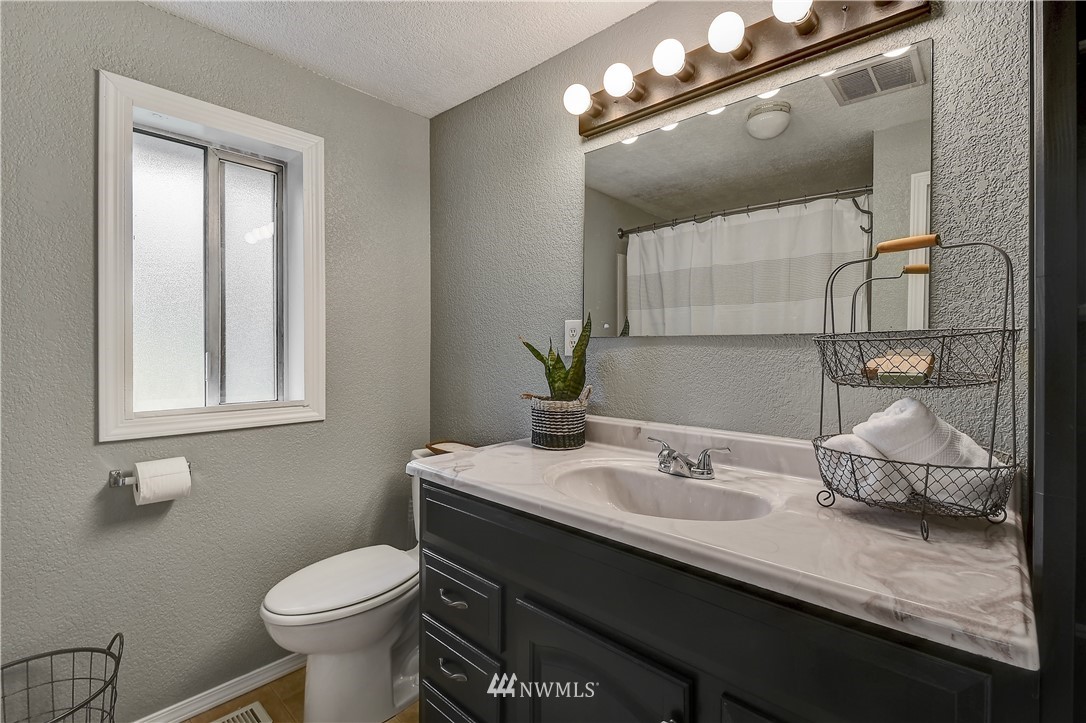 19025 Southeast Lake Youngs Road Renton, WA 98058 - Photo 18 of 33