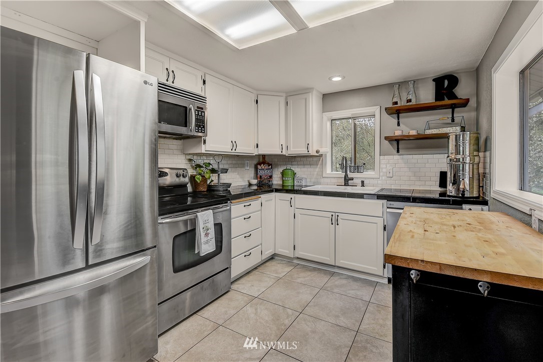 19025 Southeast Lake Youngs Road Renton, WA 98058 - Photo 8 of 33