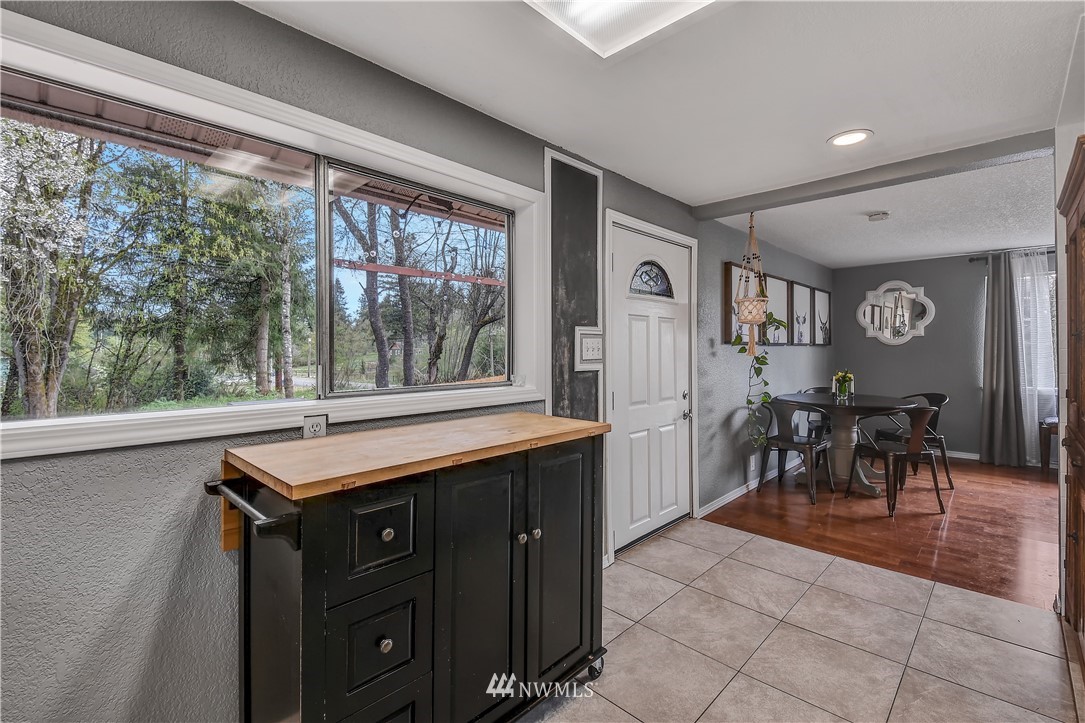 19025 Southeast Lake Youngs Road Renton, WA 98058 - Photo 9 of 33