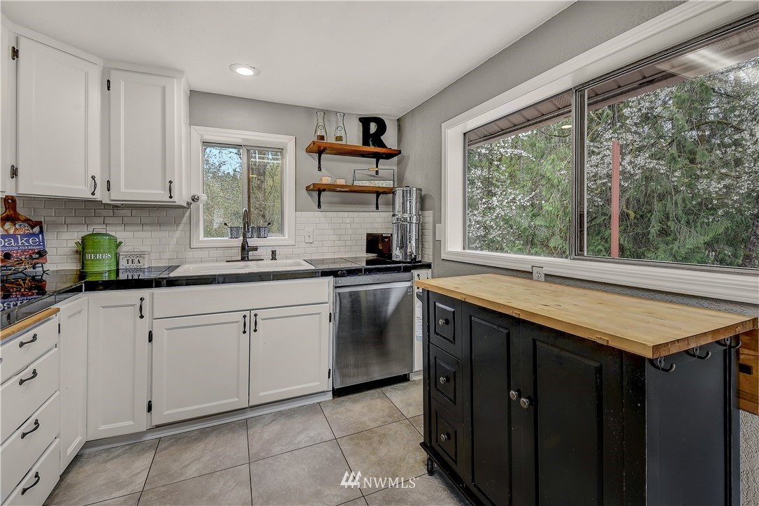19025 Southeast Lake Youngs Road Renton, WA 98058 - Photo 10 of 33