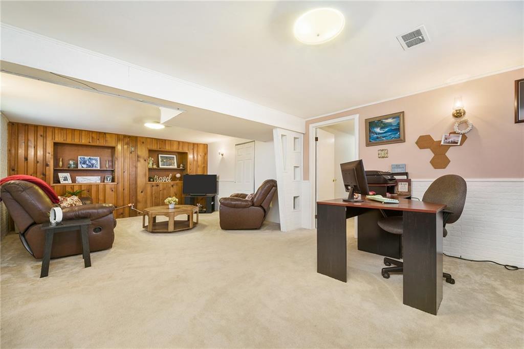 10 Bellview Drive McKees Rocks, PA 15136 - Photo 19 of 25 a living room with furniture
