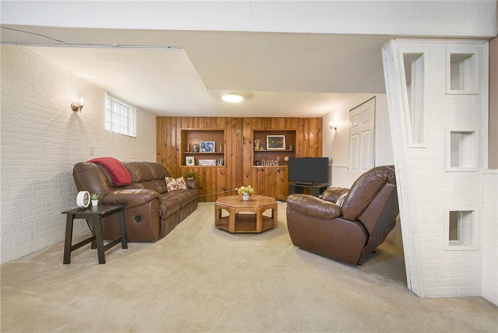 10 Bellview Drive McKees Rocks, PA 15136 - Photo 20 of 25 a living room with furniture