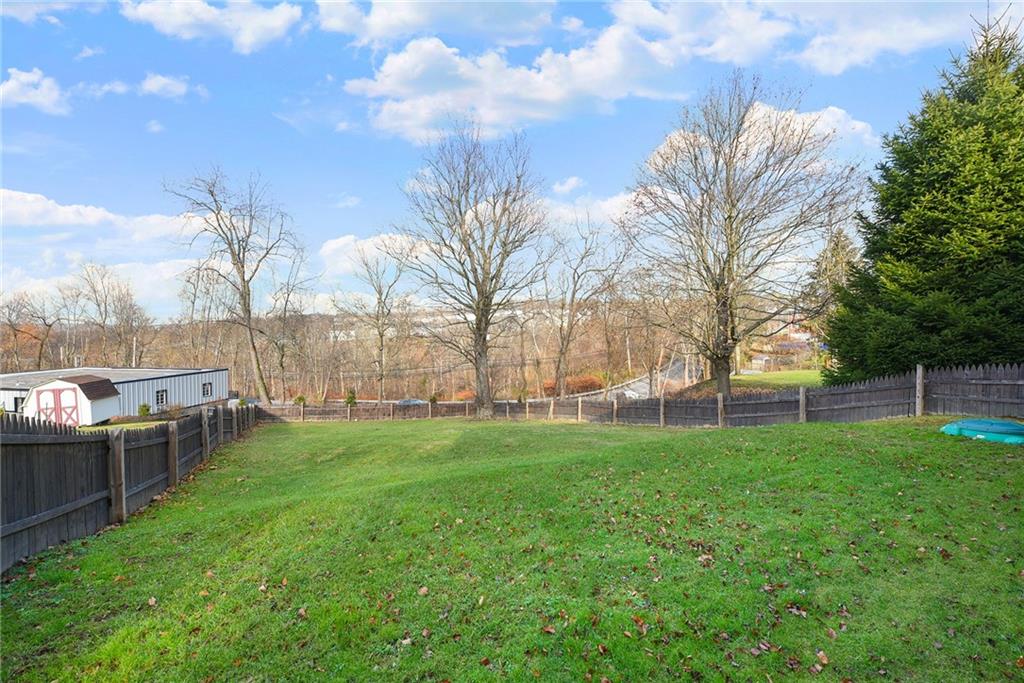 10 Bellview Drive McKees Rocks, PA 15136 - Photo 23 of 25 a backyard of a house with table and chairs