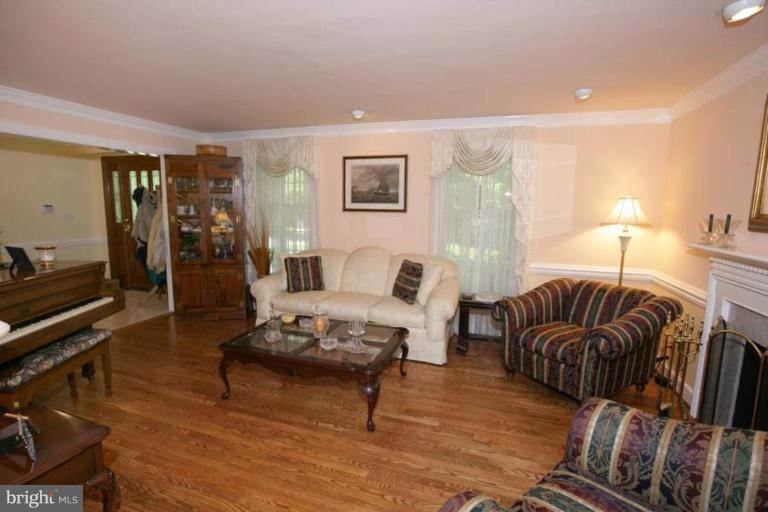 13309 Query Mill Road North Potomac, MD 20878 - Photo 14 of 29 Living Room
