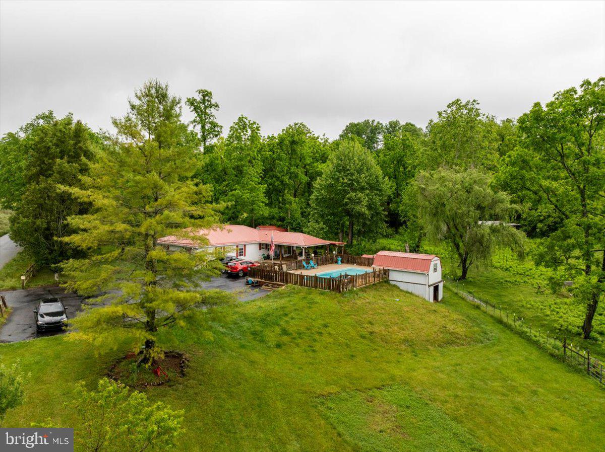 11419 Oak Grove Road Bristol, VA 24202 - Photo 34 of 36 a backyard of a house with table and chairs
