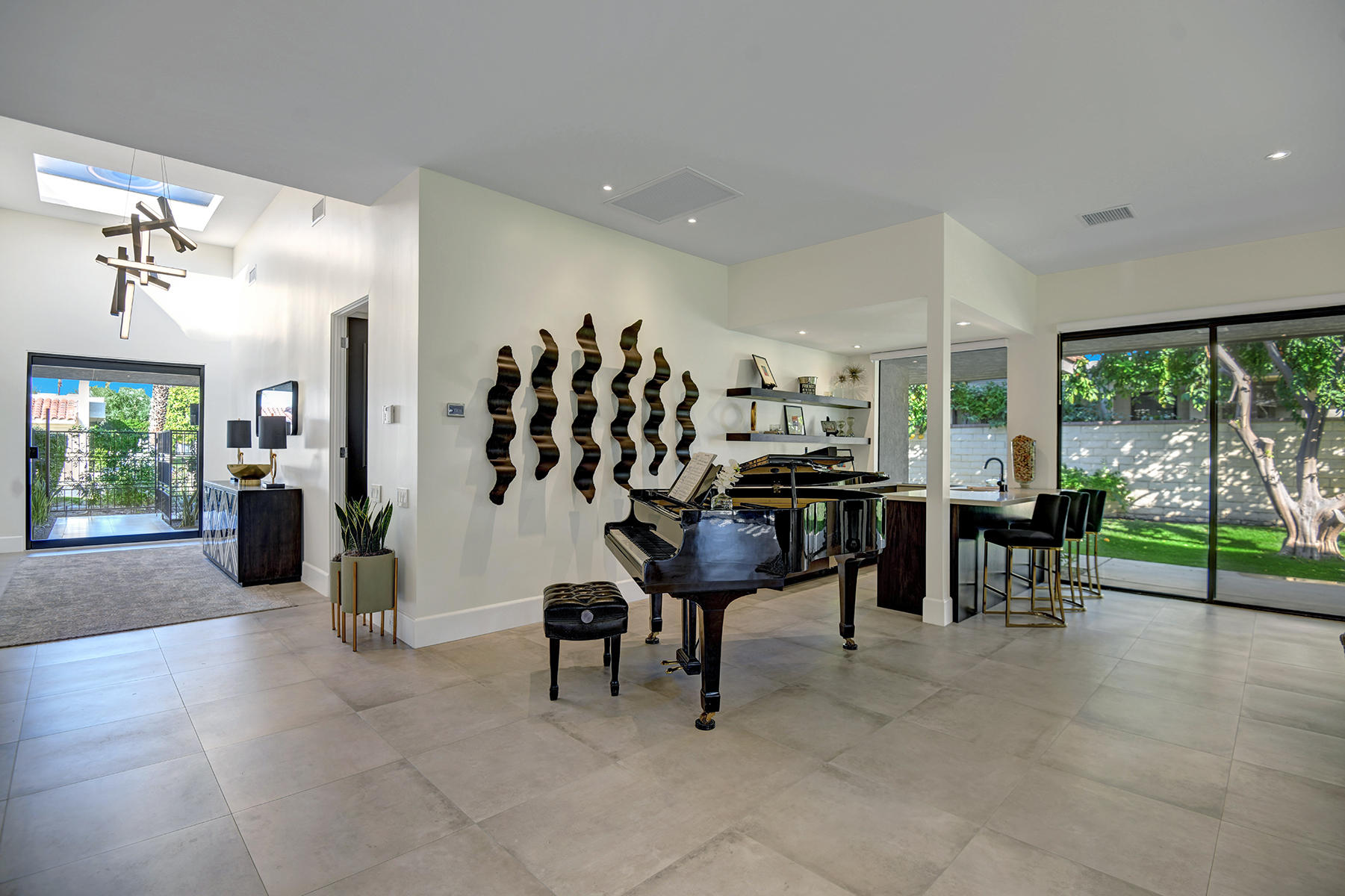 13 Rutgers Court Rancho Mirage, CA 92270 - Photo 7 of 42 a view of a livingroom with furniture and a grill