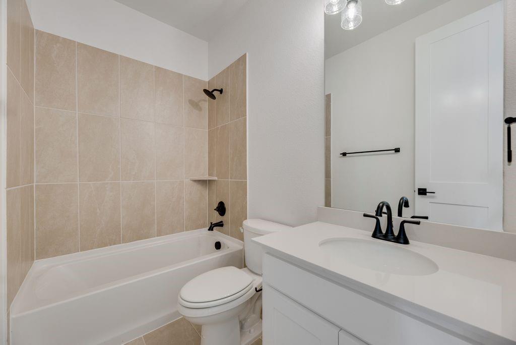 3517 Laurel Court Corinth, TX 76208 - Photo 21 of 30 a bathroom with a sink a toilet and a bathtub
