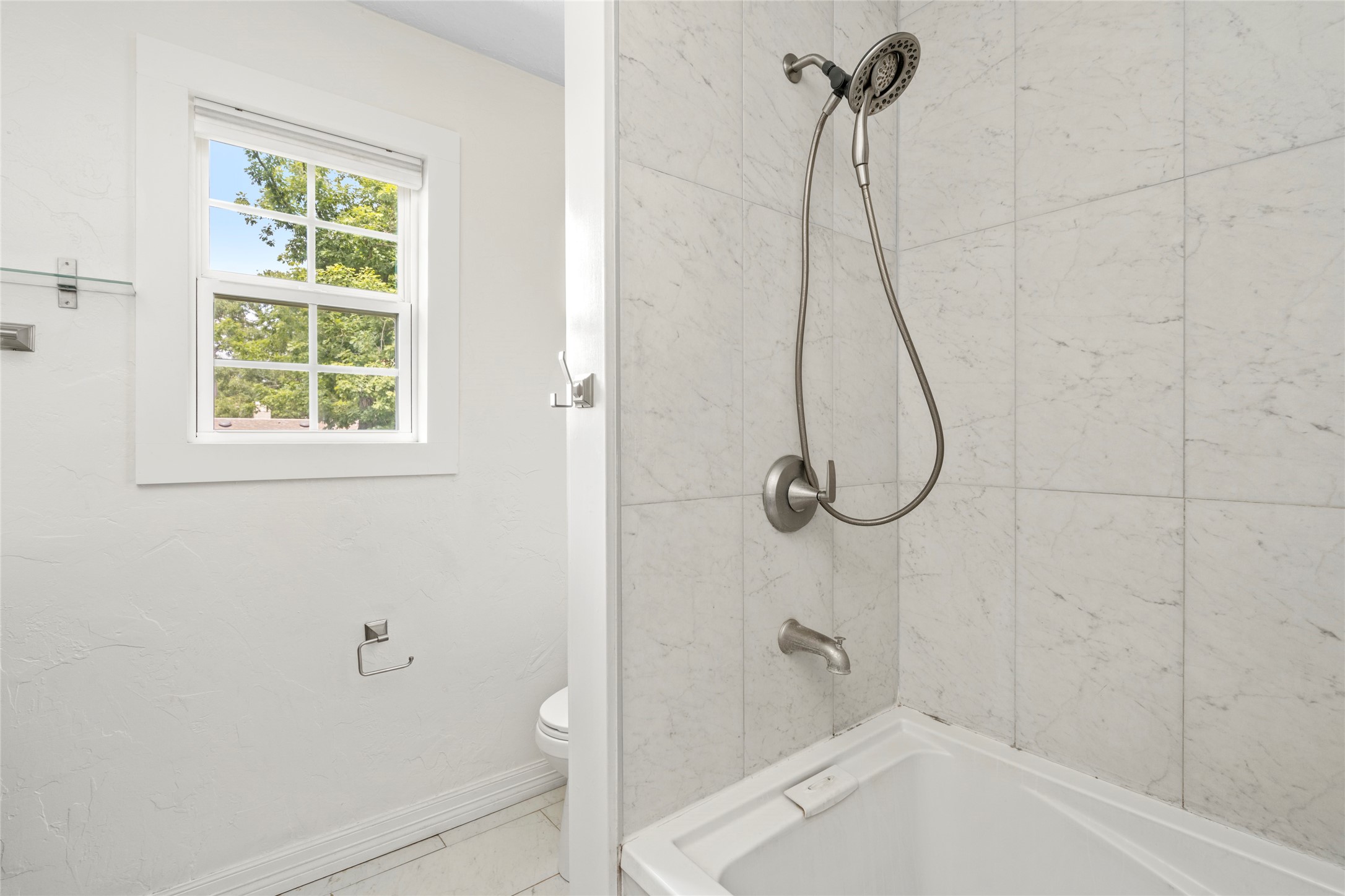 560 Landfall Lane Conroe, TX 77302 - Photo 32 of 41 Large tub in the guest bathroom with tile surround.