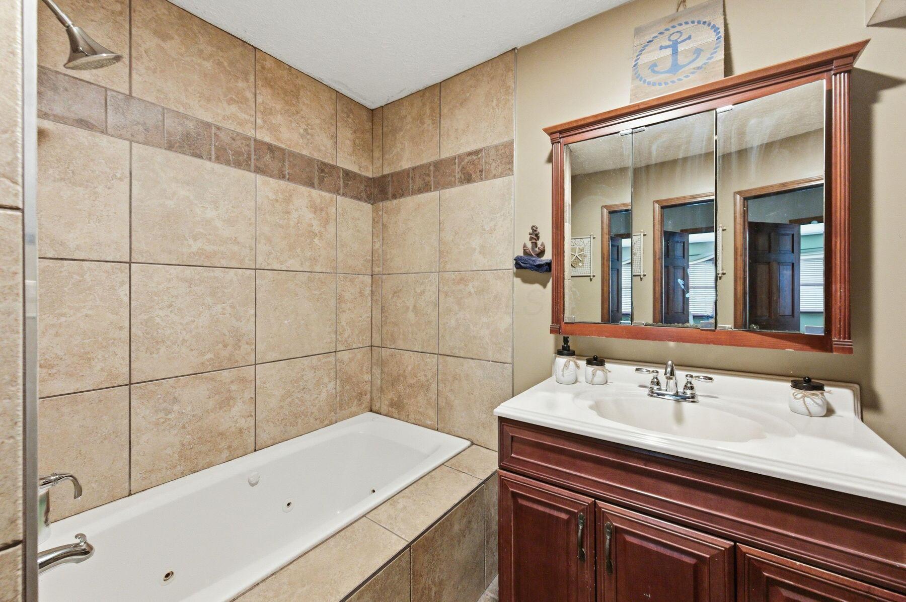 1691 Dyer Road Grove City, OH 43123 - Photo 45 of 108 hallway bath
