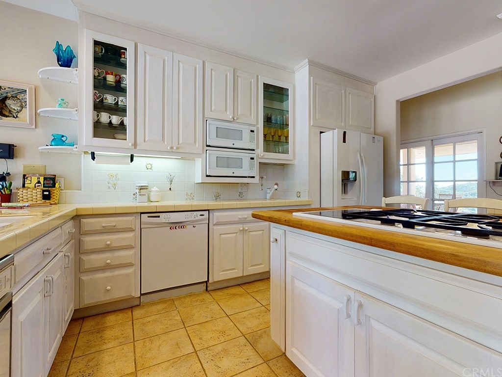 8800 Vineyard Drive Paso Robles, CA 93446 - Photo 20 of 74 a kitchen with cabinets appliances and a window