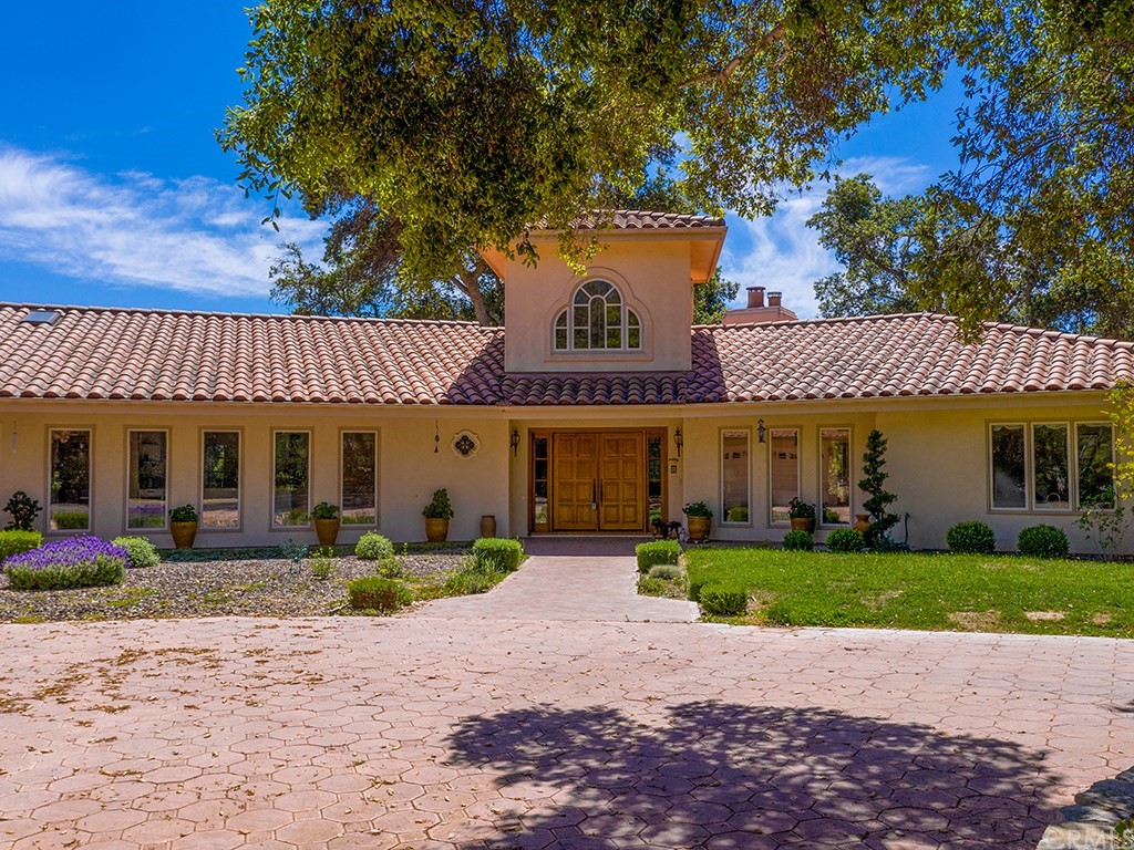 8800 Vineyard Drive Paso Robles, CA 93446 - Photo 4 of 74 This beautiful custom single level home is elegant and classic. This home was designed well for country living with quality, low maintenance materials such as the stucco exterior, tile roof, massive solid wood doors and dual pane windows.