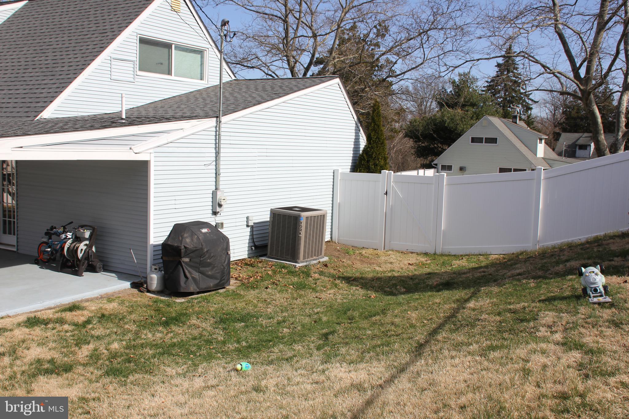 2 Quaker Hill Road Levittown, PA 19057 - Photo 5 of 35 Rear yard