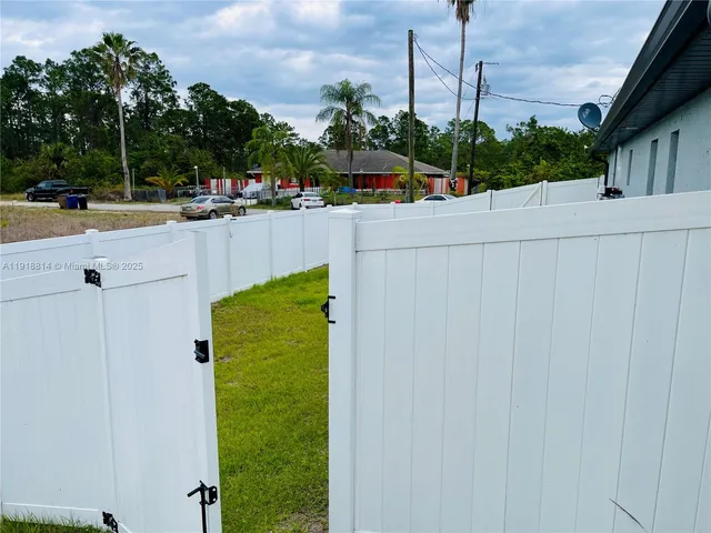 a view of a backyard