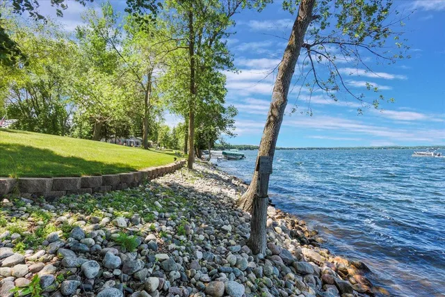 $929,900 | 1122 South Andrew Drive Northeast, New London, MN 56273