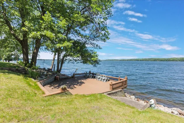 $929,900 | 1122 South Andrew Drive Northeast, New London, MN 56273