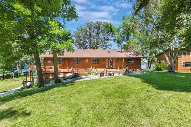 $929,900 | 1122 South Andrew Drive Northeast, New London, MN 56273