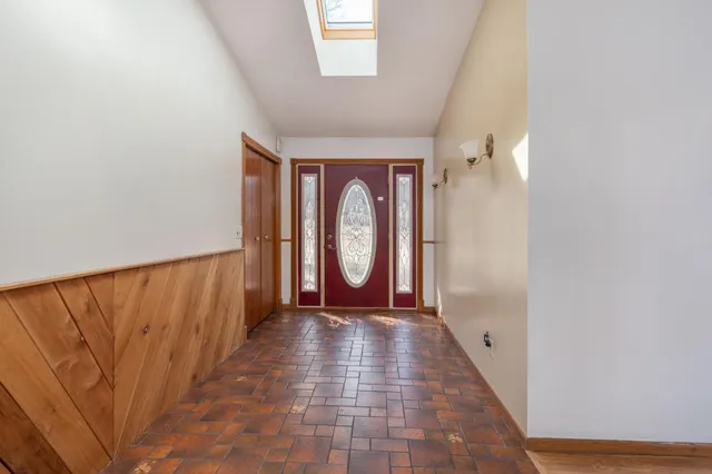 $929,900 | 1122 South Andrew Drive Northeast, New London, MN 56273