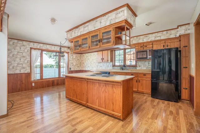 $929,900 | 1122 South Andrew Drive Northeast, New London, MN 56273