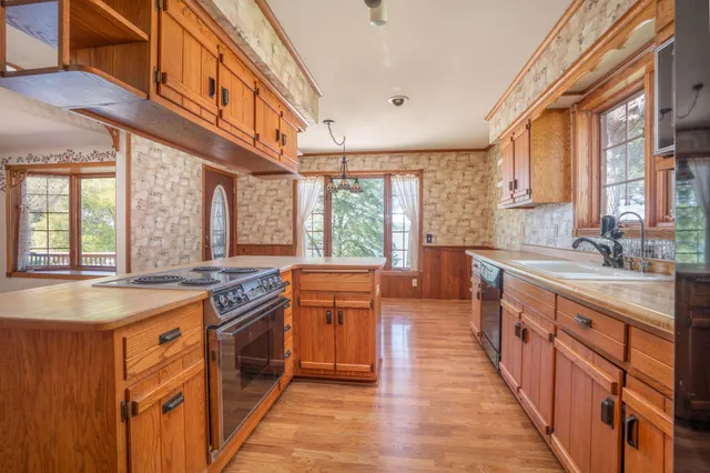 $929,900 | 1122 South Andrew Drive Northeast, New London, MN 56273