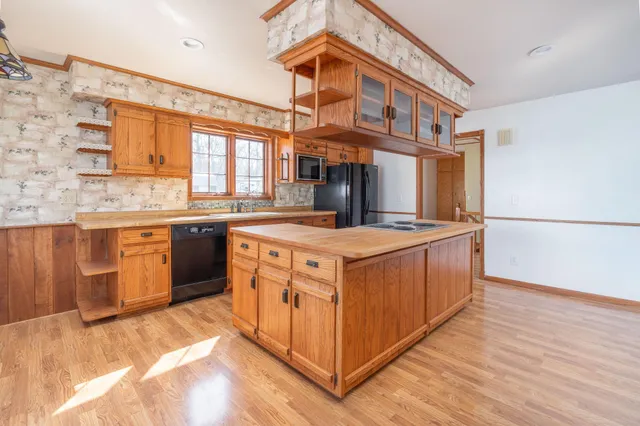 $929,900 | 1122 South Andrew Drive Northeast, New London, MN 56273